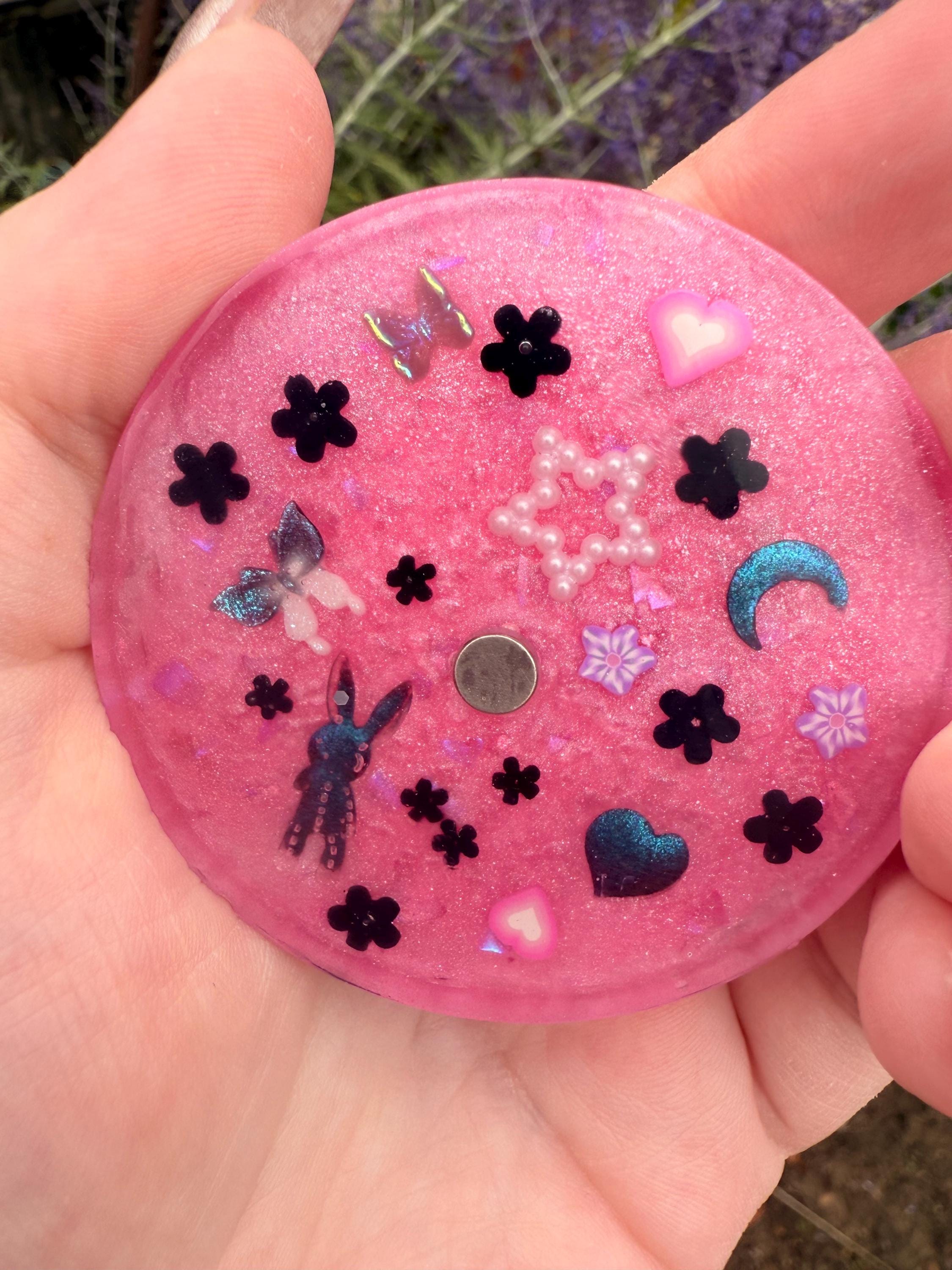 Kawaii Pink Resin Nail Tip Stand: Magnetic Display for Nail Art