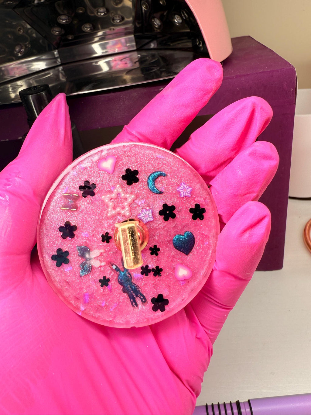 Kawaii Pink Resin Nail Tip Stand: Magnetic Display for Nail Art