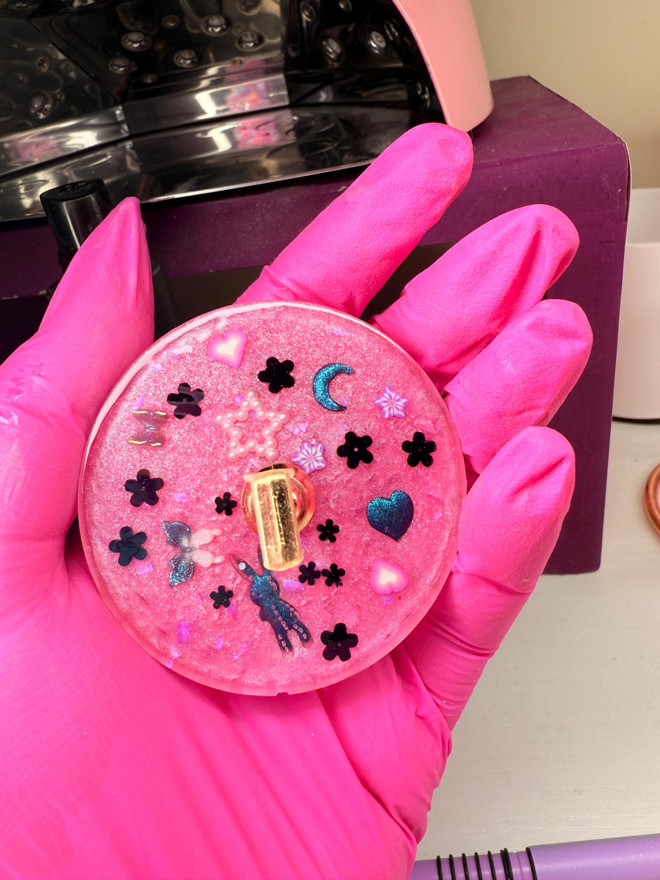 Kawaii Pink Resin Nail Tip Stand: Magnetic Display for Nail Art