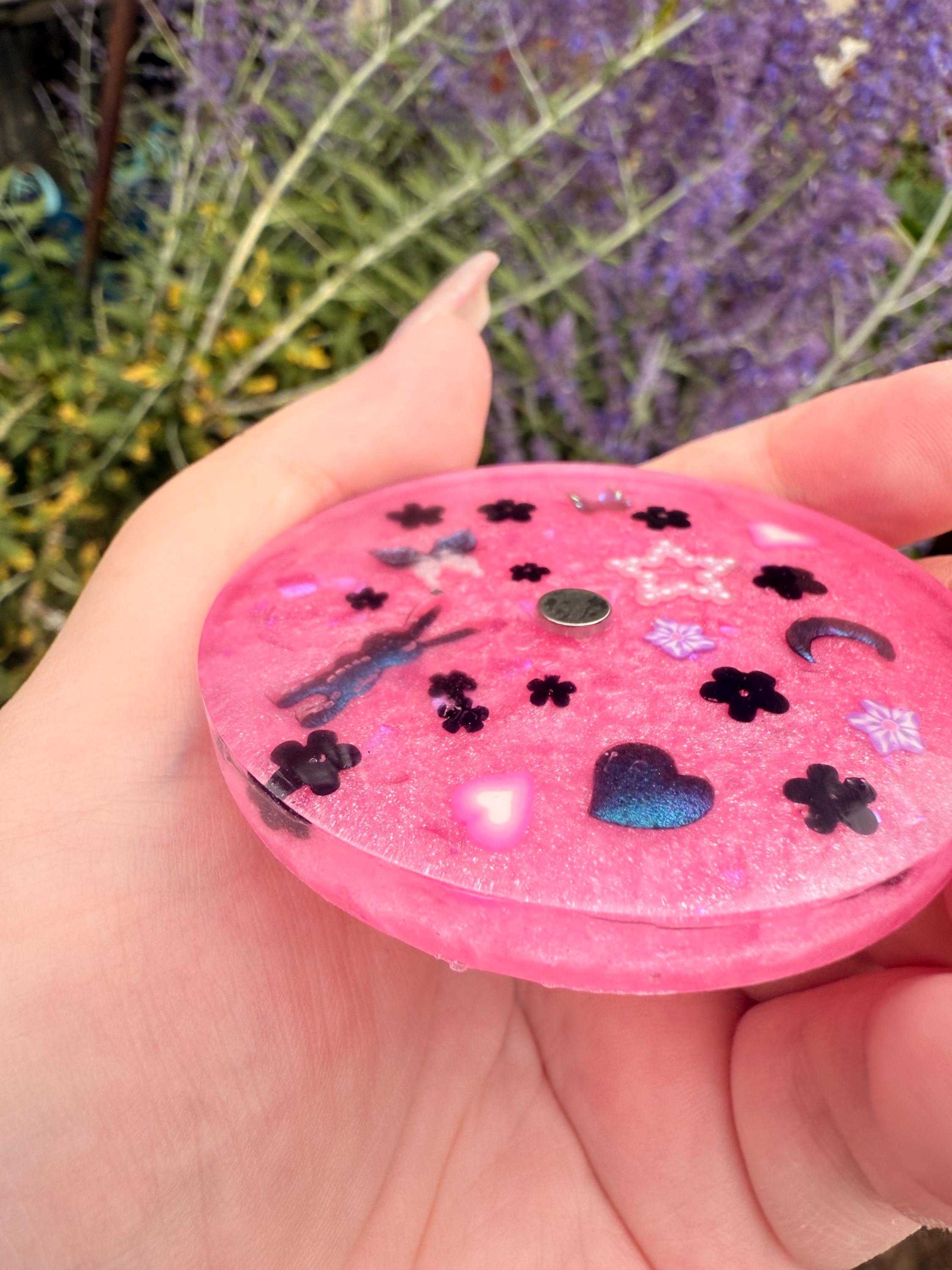 Kawaii Pink Resin Nail Tip Stand: Magnetic Display for Nail Art