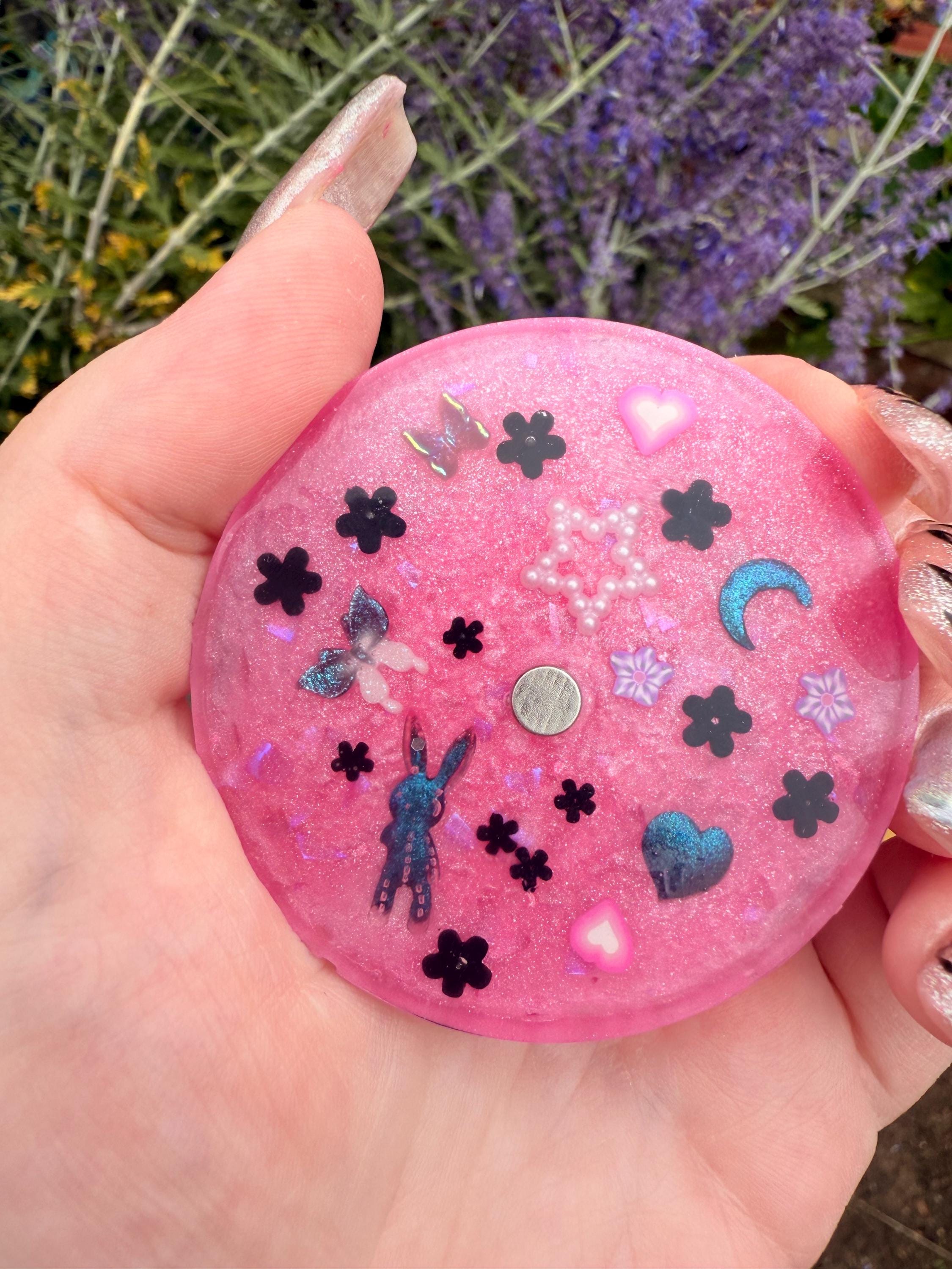 Kawaii Pink Resin Nail Tip Stand: Magnetic Display for Nail Art