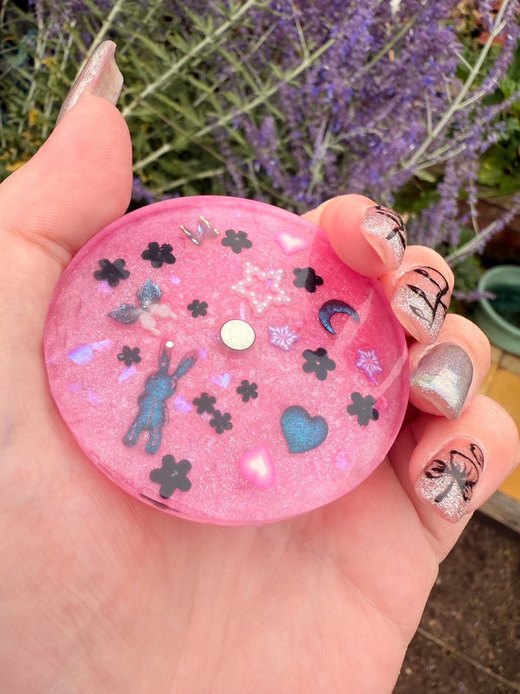 Kawaii Pink Resin Nail Tip Stand: Magnetic Display for Nail Art